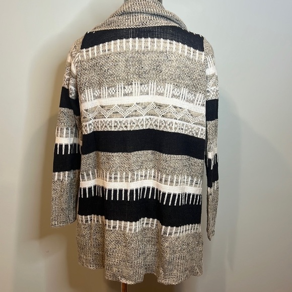 Women’s Charlotte Russe Sweater Cardigan - Picture 3 of 6